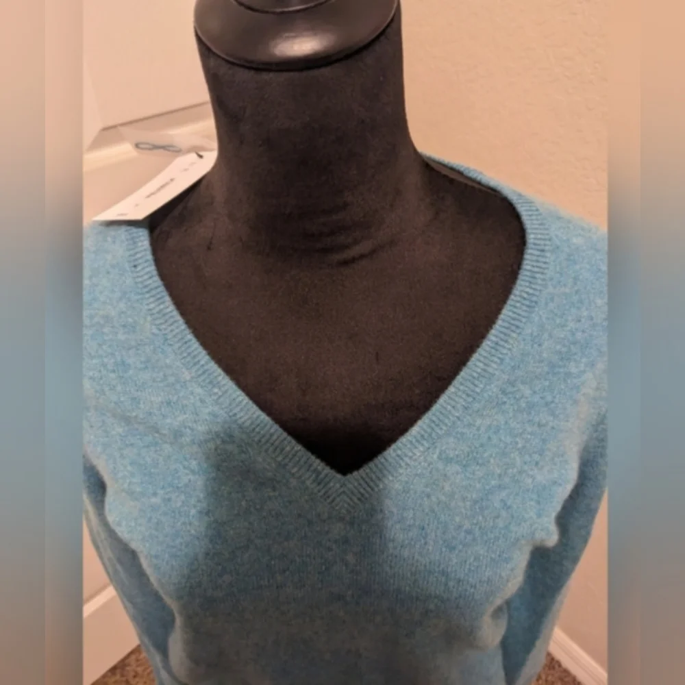 Bloomingdale's 100% marl teal colored cashmere women's v neck sweater sz med